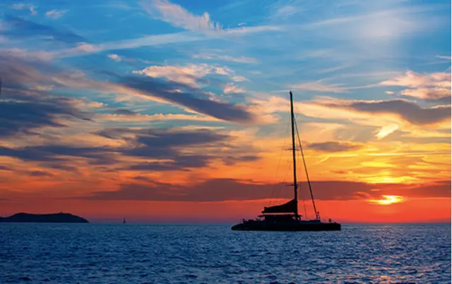 Paseo en Velero al Atardecer