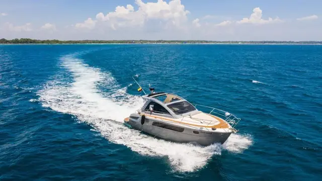 Yate Ambar de 35 pies