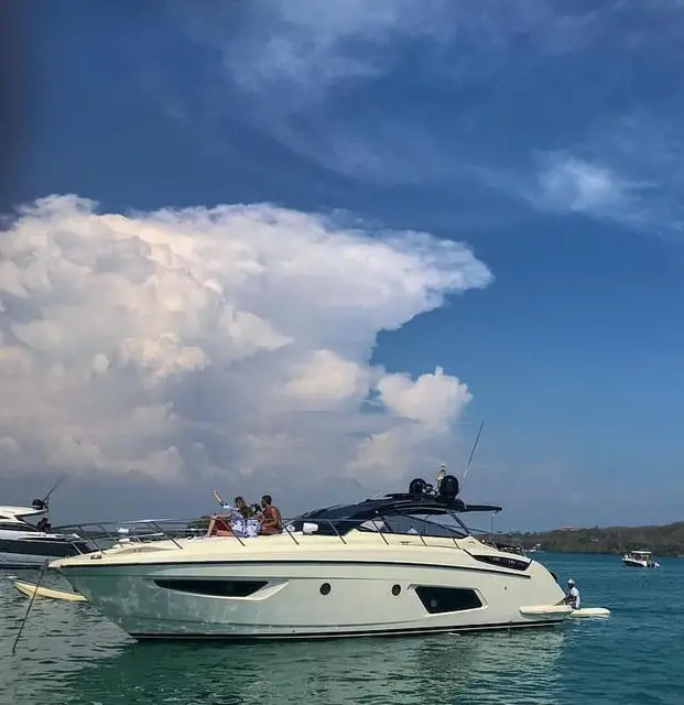 Yate Azimut de 44 pies