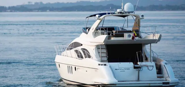 Yate Azimut 62 pies